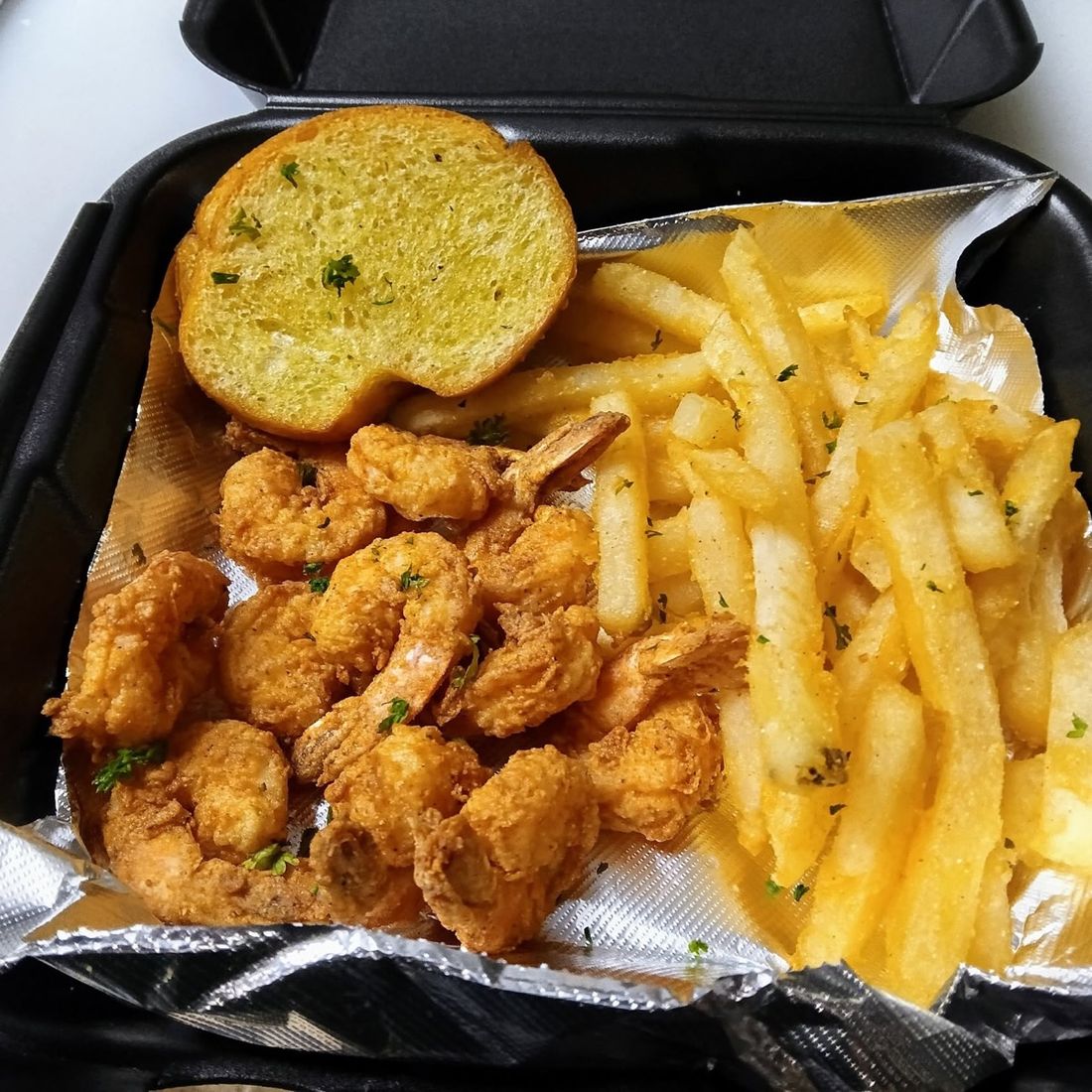 Fried shrimp platter with fries and garlic bread
